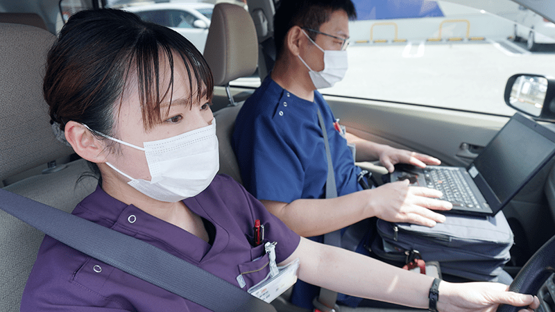 同行する看護師が医師の診療をサポート